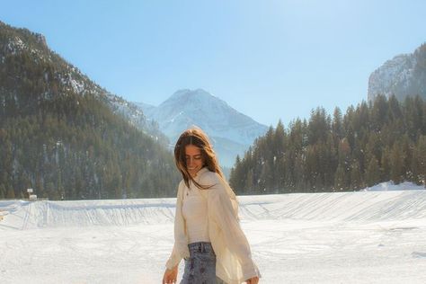 Winter Influencer Photography, Winter Photography Poses, Winter Senior Photoshoot, Photo Shoot Ideas Winter, Cute Snow Pictures, Winter Senior Picture Ideas, Kashmir Outfits, Winter Senior Pictures Outfits, Snow Senior Pictures