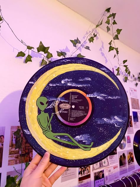 Trippy Record Painting, Painted Vinyl Records Wall Art Easy, Painted 45 Vinyl Records, Painted Records Vinyl Trippy, Painting Records Vinyl, Painted Records Vinyl Easy, Paint Records, Painted Vinyl Records Wall Art, Record Painting Ideas Easy