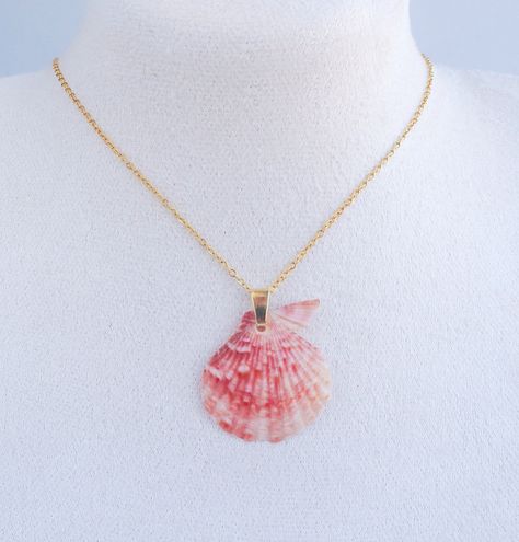 ༄ This 𝗣𝗶𝗻𝗸 𝗦𝗰𝗮𝗹𝗹𝗼𝗽 𝗦𝗵𝗲𝗹𝗹 necklace is more than just jewelry; it’s a wearable reminder of the ocean’s wonders.🐚🩷🌊 The gold necklace is adorned with a beautiful pink colored 𝗩𝗮𝗿𝗶𝗲𝗴𝗮𝘁𝗲𝗱 𝗦𝗰𝗮𝗹𝗹𝗼𝗽 𝗦𝗵𝗲𝗹𝗹, found by me on the beach of Algarve, Portugal. The unique pattern and pink hues of this 𝗩𝗮𝗿𝗶𝗲𝗴𝗮𝘁𝗲𝗱 𝗦𝗰𝗮𝗹𝗹𝗼𝗽 𝗦𝗵𝗲𝗹𝗹 show to the rich coastal colors found along coastline of Portugal. 🐚 Variegated Scallop Shell || Mimachlamys varia ▼ Stainless Steel ▼ Length: 45 cm with extend option to 50 cm. ... Coastal Colors, Scallop Shell, Seashell Necklace, Seashell Art, Algarve Portugal, Scallop Shells, Shell Necklace, Pendant Rings, Steel Necklace