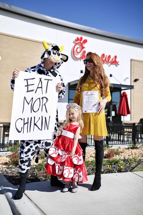 Family Chick-fil-A Costume Chick Fil A Costume, Cow Halloween Costume, Kids Outfits Daughters, Cow Outfits, Cow Costume, Halloween Express, Group Halloween Costumes, Family Costumes, Family Halloween Costumes