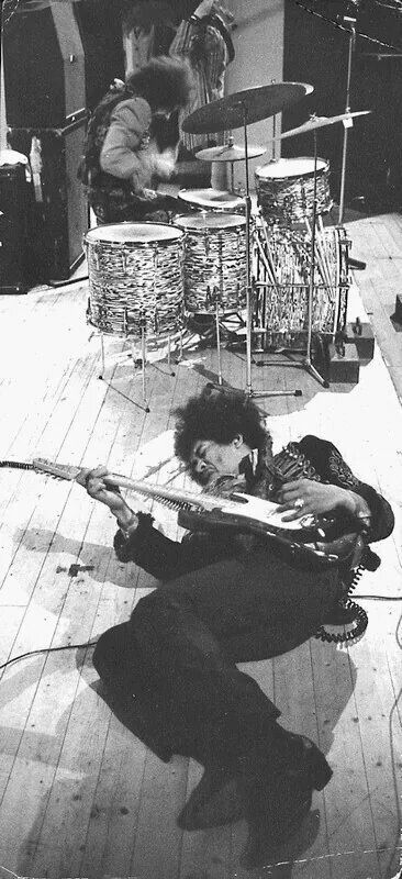 Jimi getting down Mitch Mitchell, Jimi Hendrix Experience, Rock Guitarist, Musica Rock, I'm With The Band, Guitar Hero, Music Photo, Rock Legends, Music Legends