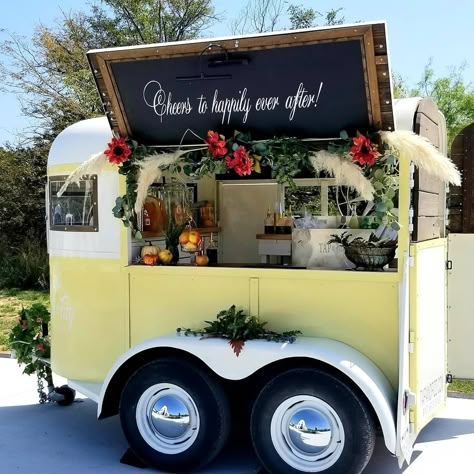 Drink Trailer, Trailer Aesthetic, Flower Trailer, Trailer Bars, Party Trailer, Horse Trailer Bar, Market Setup, Converted Horse Trailer, Horsebox Bar