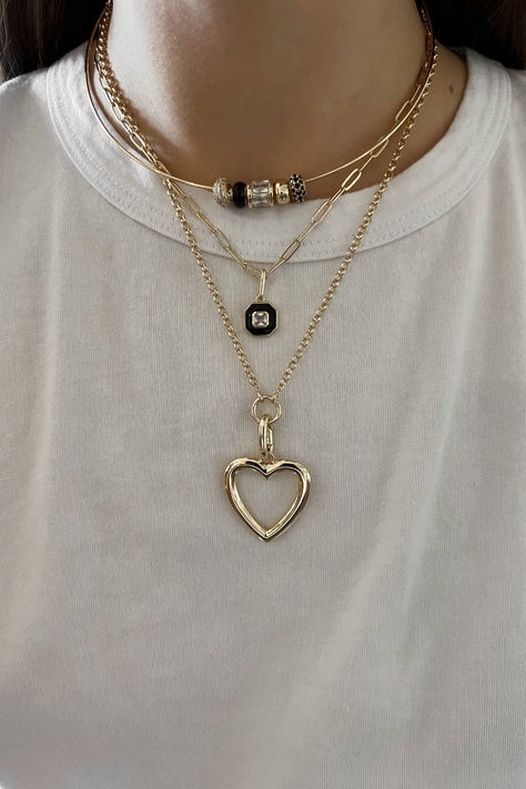 Charm jewelry designed for mixing, matching, and layering—endless possibilities for personalization and self-expression. Jewellery 2025 Trends, Betty Brant, Stacking Necklaces, Jewels Diy, Gold Pearl Jewelry, Stacked Necklaces, Trending Necklaces, Jewelry Accessories Ideas, Jewelry Fashion Trends