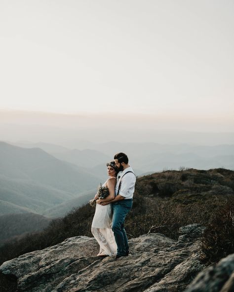 asheville mountain elopement Elopment Ideas, Craggy Gardens, Mountain Engagement Photos, Nc Mountains, Asheville Wedding, North Carolina Mountains, Mountain Photos, Wedding Photography Tips, Blue Ridge Parkway