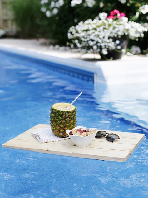 DIY Floating Pool Tray @themerrythought. If only I had a pool. Backyard Pool Table, Floating Pool Tray, Pool Tray, Diy Pool Fence, Mini Swimming Pool, Floating Table, Pool Steps, Poolside Party, Diy Swimming Pool