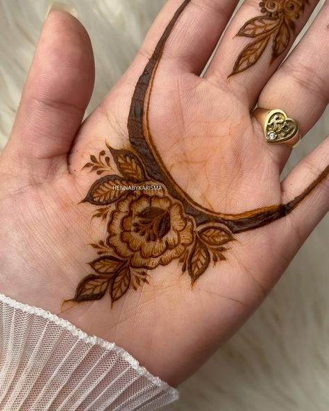 Swipe for #closeup 🥀Henna Artist: @hennabykarisma using @safinaadam henna cones in tip 0.38mm (*gifted) inspired by the @aysha.ketbi ↓ 𝗘𝗶𝗱 𝗮𝗹-𝗙𝗶𝘁𝗿 𝗕𝗼𝗼𝗸𝗶𝗻𝗴𝘀 𝗔𝘃𝗮𝗶𝗹𝗮𝗯𝗶𝗹𝗶𝘁𝘆 ❊ One available slot on Tue 9th: 14:00 𝗣𝗮𝗶𝗱 𝗗𝗲𝗽𝗼𝘀𝗶𝘁 = 𝗦𝗲𝗰𝘂𝗿𝗲𝗱 𝗦𝗹𝗼𝘁 Securing your place is as simple as paying the required deposit. 🥀 Get in touch with me on WhatsApp to secure your booking. Updated slots available on my “Eid” highlights. #hennabykarisma #mehndi #henna #naturalhenna #eidhennadesigns #floraltattoo #hen... Simple Henna Art, Wedding Preparation Photos, Henna Inspired Tattoos, Henna Cones, Pretty Henna Designs, Henna Tattoo Designs Simple, Beautiful Henna Designs, Beautiful Casual Dresses, Natural Henna