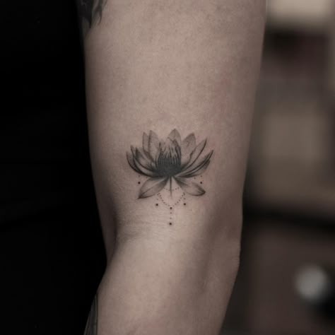 How pretty is this delicate lotus by E.Bin? Check out his work and if you like what you see, get in touch to book in. • • • • • 📧 info@wooahlondon.co.uk 📞 07596 938 521 —----------------------------------------------------------- #wooahlondon #londontattoo #blackandgreytattoo #floraltattoo #finelinedesign #finelinetattoo #lotustattoo #flowertattoo #smalltattooideas #flowertattoos #realistictattoo #tattoosforwomen #dotwork #xraytattoo #blackandgreywork Realistic Lotus Tattoo, Black Lotus Tattoo, Flower Cover Up Tattoos, Lotusblume Tattoo, Word Tattoo Ideas, Cover Up Tattoos For Women, Small Phoenix Tattoos, Thumb Tattoos, Full Hand Tattoo