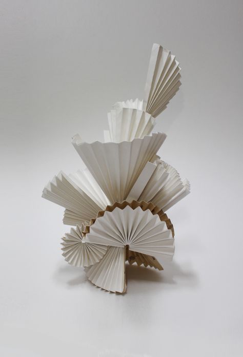 Modular Paper Sculpture, Organic Paper Sculpture, Paper Sculpture Architecture, Abstract Paper Sculpture Simple, Diy Installation Art, Geometric Paper Sculpture, Serial Planes Design, Sculpture Art Paper, Paper Models Architecture