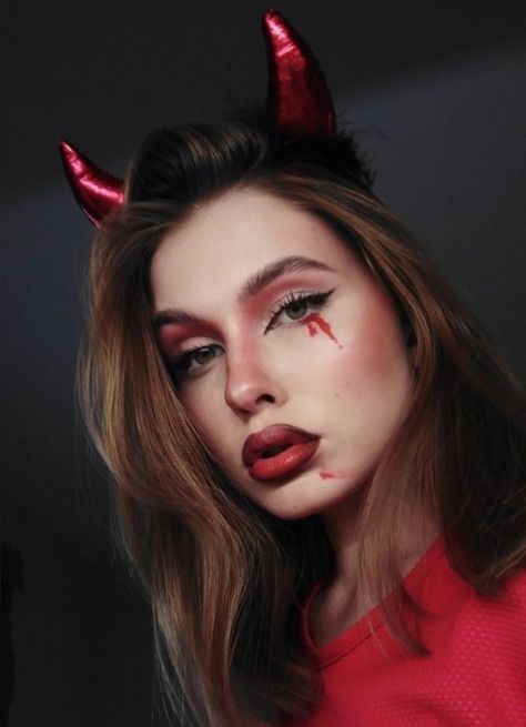 Devil Cute Makeup, Devil Costume Hair Ideas, Halloween Devil Make Up, Easy Devil Makeup Halloween, Make Up Diabla, Diavolo Halloween Outfit, Devil Makeup Simple, Makeup Diable, Simple Devil Makeup Halloween