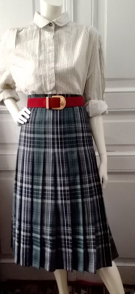 70s pleated skirt, tartan green skirt, autumnal wool skirt, Peter Hahn secretary skirt, high waist, retro skirt, spring casual skirt, midi, A-shape skirt, wool fabric, viscose lining.  vintage items always show signs of being worn  please check the measurements before ordering  measurements laying flat : waist :42 cm (16,5 inches)  hips :55 cm (21,5 inches)  total lenght :78 cm (30,5 inches) 2001 Fashion, 70s Skirt, Cozy Clothes, Vintage Floral Skirt, Skirt Wool, Retro Skirt, Tartan Skirt, Rock Outfit, Skirt High Waist