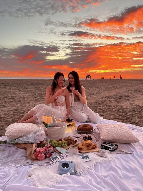 Beach Pictures Picnic, Beach Birthday Aesthetic Decor, Beach Picnic Photos, Beach Photoshoot Ideas Friends, Beach Sunset Birthday, Beach Aesthetic Picnic, Beach Birthday Pictures, Beach Birthday Aesthetic, Birthday Beach Picnic