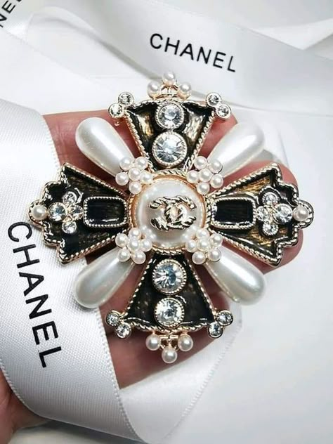 Buccellati Jewelry, Vintage Chanel Jewelry, Coco Chanel Fashion, Coco Chanel Mademoiselle, Chanel Art, Chanel Brooch, Art Jewelry Design, Vintage Jewlery, Chanel Inspired