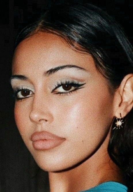 90s Editorial Makeup, Eyeliner Inspo, 90s Latina, Fire Makeup, 90s Makeup Look, Maquillage On Fleek, Y2k Makeup, Brat Summer, Inspo Makeup