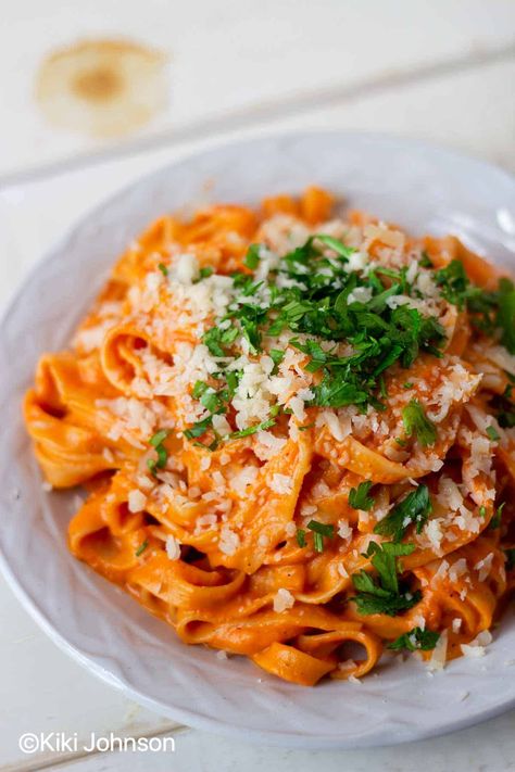 Paprika Pasta, Paprika Recipes, Easy Summer Dinner, Creamy Pasta Sauce, Paprika Sauce, Easy Pasta Dinner, Paprika Chicken, Red Bell Peppers, Feta Pasta