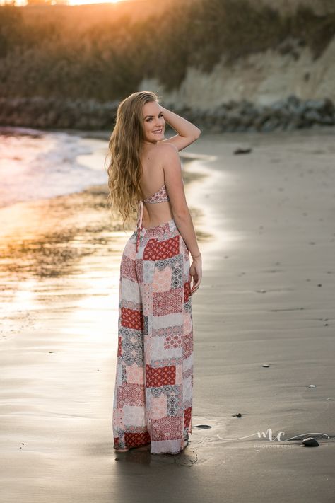 Beach Fashion Photography Women, Beach Side Poses, Beach Poses For Women, Beach Photo Poses For Women, Beach Post Ideas, Posing Beach, Beach Senior Pictures, Beach Fashion Editorial, Summer Beach Pictures