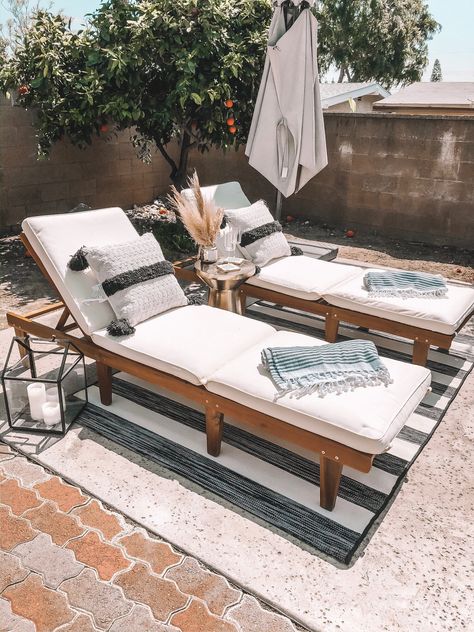 Backyard Tanning Area, Patio Styling Ideas, Backyard Tanning, Patio Styling, Outdoor Furniture Ideas Backyards, Pool Deck Decorations, Outdoor Tanning, Outdoor Pool Area, Pool Lounge Chairs