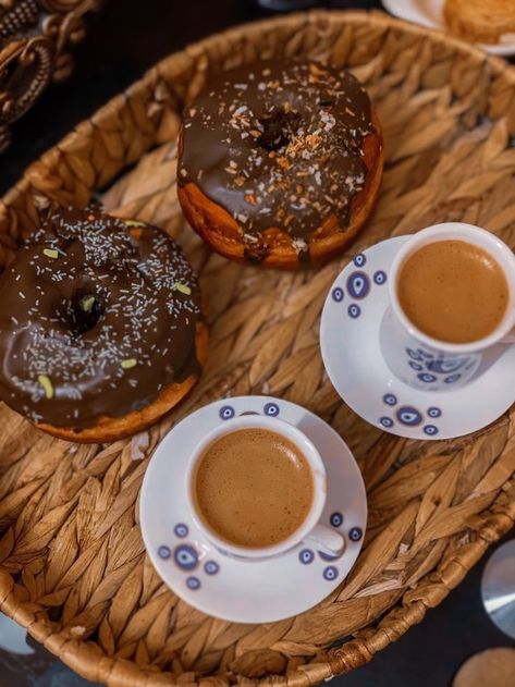 Donuts And Coffee Aesthetic, Coffee And Donuts Pictures, Donuts Pictures, Good Morning Tea, Afternoon Tea Recipes, Coffee And Donuts, Tea Party Food, Coffee Flower, Sweet Drinks