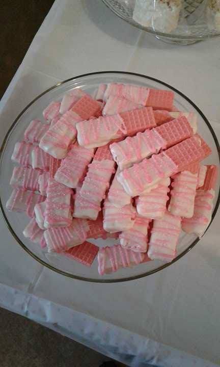 white chocolate dipped sugar wafers drizzled with pink cookie icing for baby girl shower Chocolate Dipped Sugar Wafers, Dipped Sugar Wafers, Baby Shower Kuchen, Sugar Wafers, Shower Snacks, Baby Shower Food For Girl, Baby Shower Girl Diy, Baby Shower Snacks, Girl Shower Themes