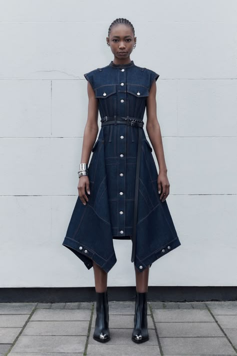 Chic Street Wear, Alexander Mcqueen Dress, Mcqueen Dress, Blue Denim Dress, Denim Inspiration, Denim Ideas, Denim On Denim, Jeans Collection, Love Jeans