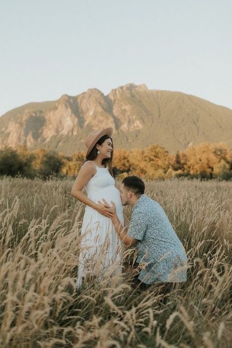 Sunset Maternity Photography, Spring Maternity Photos, Couple Maternity Poses, Photo Shoot Maternity, Golden Hour Maternity, Maternity Studio Photoshoot, Maternity Photography Poses Outdoors, Outdoor Maternity Photos, Maternity Photography Poses Couple