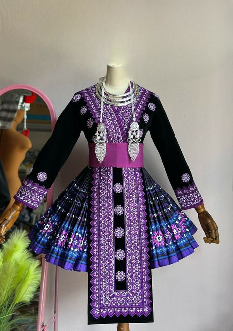 Hmong Couple Outfit, Finish Traditional Clothing, Traditional Lao Clothing, Hmong Clothes Traditional, Hmong Dress, Hmong Outfit, Hmong Wedding, Hmong Culture, Laos Clothing