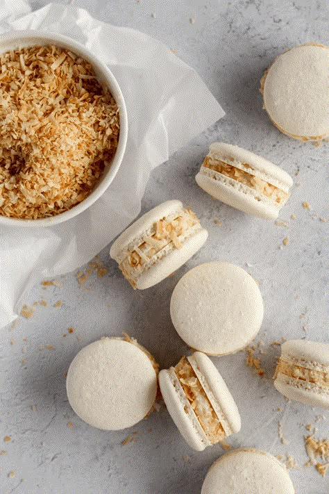 Coconut Macarons, Coconut Macaron, French Macaroon Recipes, Coconut Buttercream, Macaron Filling, Coconut Shavings, Macaron Flavors, Macaron Cookies, French Macaron