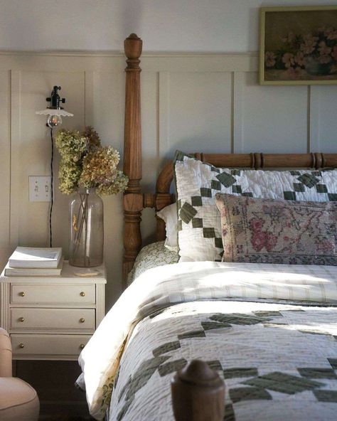 Country Guest Bedroom, Bed In Corner Of Room, Cottage Core Bed, Bedroom Decor Farmhouse Style, Cottagecore Bedrooms, Cottagecore Bedroom Ideas, Cottagecore Bedroom, Bedroom 2024, Earthy Bedroom