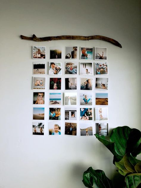 Ways To Display Photos, Photo Frame Ideas, Displaying Family Pictures, Frame Inspiration, Creative Photo Frames, Unique Photo Frames, Postcard Wall, Photo Wall Display, Family Photo Collages