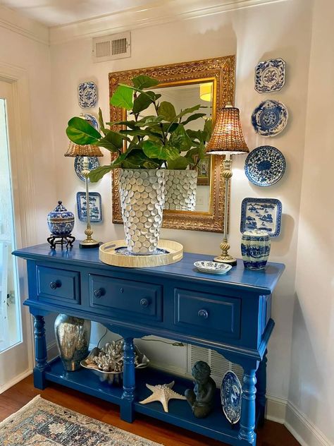 Blue Console Table Entryway, Blue Console Table, Blue And White Living Room, Buffet Decor, Beach House Interior Design, Chinoiserie Decorating, Entryway Table Decor, French Country Living Room, Blue White Decor