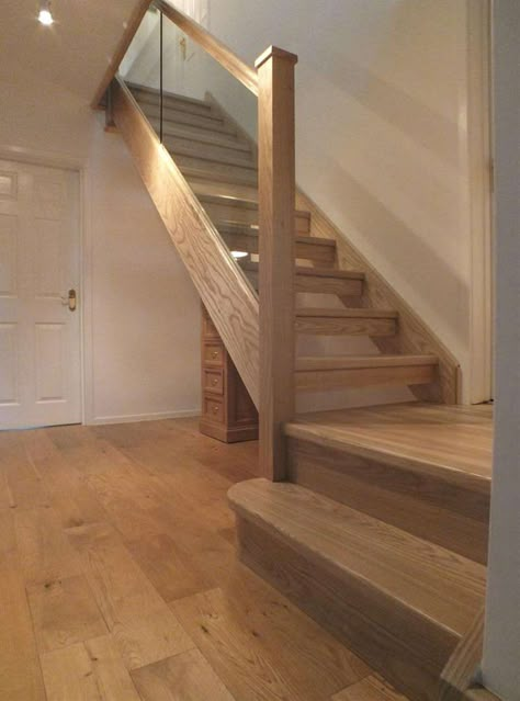 Half Turn Staircase Ideas, Open Plan Stairs, Open Back Stairs, Open Plan Staircase Living Room, White And Gray Stairs, Glass Banister Stairways, Open Plan Stairs In Living Room, Natural Staircase, Lounge With Stairs