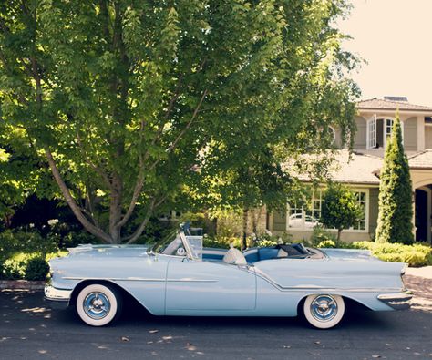 I'm pretty sure we NEED this to drive in to Fuddruckers' catered events. Of course...it also makes the perfect retro getaway car. Vintage Cars 1950s, Renault Talisman, Vintage Car Wedding, Slr Mclaren, Old Vintage Cars, Girly Car, Getaway Car, Old Classic Cars, Blue Car