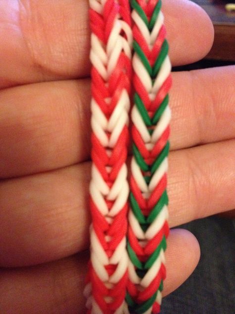 Christmas Rubber Band Bracelets, Rainbow Loom Christmas Bracelets, Christmas Rainbow Loom Bracelets, Christmas Rainbow Loom, Fishtail Loom Bracelet Ideas, Halloween Rainbow Loom, Christmas Loom Bracelets, Rainbow Loom Bracelets Ideas, Loom Bands Ideas