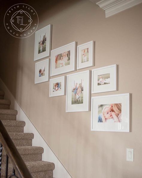 I'm obsessed with wall galleries and choose them 9 times out of 10 over a single large portrait. I think its because of the story telling… Stairway Pictures, Foto Scale, Stairway Gallery, Stairway Gallery Wall, Staircase Decoration, Gallery Wall Staircase, Staircase Wall Decor, Happy Ideas, Stairway Decorating