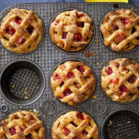 Serve these mini pies for an after-dinner treat or at your next cookout. Pie Hacks, Campfire Desserts, Raspberry Pie, Fall Dinner Party, Raspberry Recipes, Apple Dessert Recipes, Dinner Party Menu, Homemade Apple Pies, Easy Pie