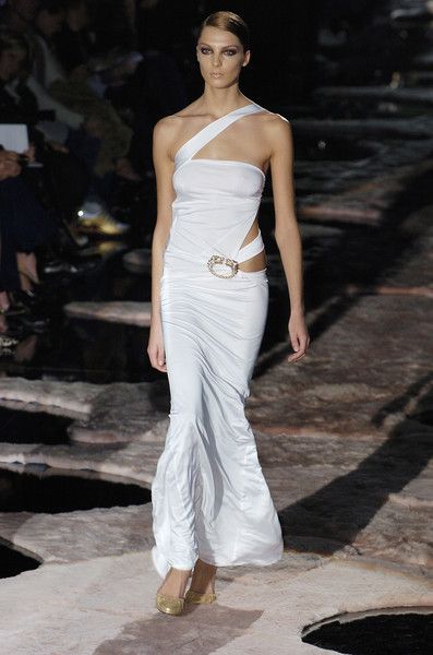 F/W 2004 TOM FORD for GUCCI WHITE DRESS WITH CRYSTAL DRAGON Gucci White Dress, 2004 Fashion, Tom Ford For Gucci, Tom Ford Gucci, Runway Gowns, 90s Clothing, Vintage Runway, Fashion Archive, Gold Outfit