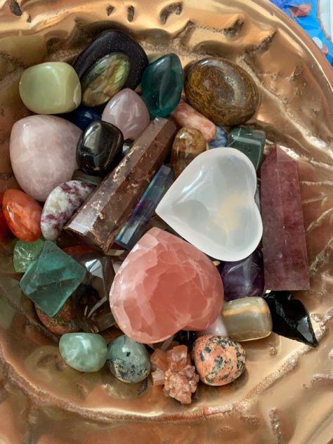 #gemstones at home #Crystal bowl Crystal Collection Display, Crystal Vibes, Crystal Aesthetic, Boho Crystal, Crystal Bowl, Pretty Rocks, Crystal Therapy, Cool Rocks, Crystal Crafts