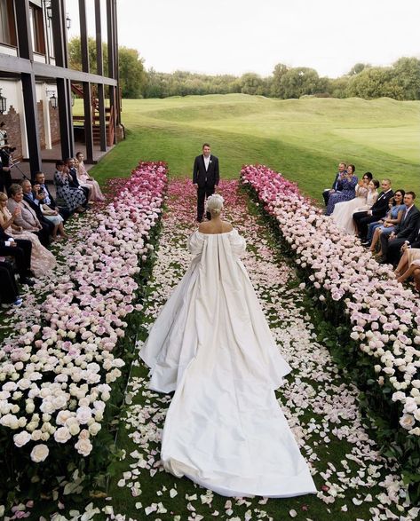 Outside Wedding Ceremonies, Golf Resort Wedding, Wedding Ceremony Setup, City Golf, Dream Wedding Decorations, Wedding Planning Decor, Lake Como Wedding, Space Wedding, Glamorous Wedding