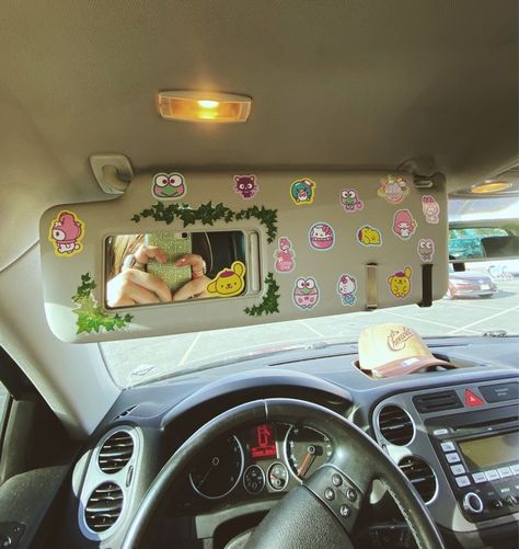 Pins On Car Ceiling, Cute Car Interior Aesthetic, Car Decorations Dashboard, Interior Of Car Aesthetic, Inside The Car Aesthetic Pink, Classy Car Decorations Interior, Cute Car Customizations, Cute Car Exterior Ideas, Inside Cars Aesthetic