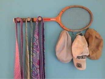 Repurposed Tennis Racket, Sporty Product Design, Old Tennis Rackets Ideas, Vintage Tennis Racket Decor, Tennis Racquet Decor, Tennis Racket Art, Tennis Room, Tennis Decor, Tennis Crafts