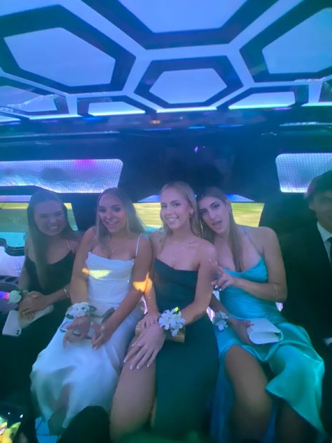 Prom Limo Pictures, Party Limo, Formal Pics, Prom Limo, Dream Friend Group, Limo Ride, Prom Poses, Jr Prom, Dream Friends