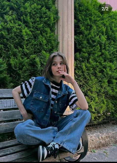 90s Outfits Philippines, 70s Tomboy Style, 90z Outfits, 80a Fashion, Sleeveless Denim Jacket Outfit, Retro Look Women, Ootd Retro, Style With Jeans, Denim Suit