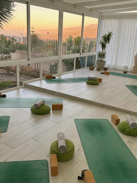 Beach Yoga Studio, Yoga Pilates Aesthetic, Home Yoga Studio, Home Yoga Room, Yoga Certification, Yoga Shala, Sunrise Yoga, Health Retreat, Yoga Club