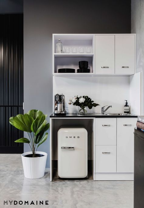 Para a un lado del baño Office Kitchenette, Kitchenette Ideas, Office Pantry, Granny Flat, Mini Kitchen, Tiny Kitchen, Coffee Station, Minimalist Kitchen, Office Kitchen