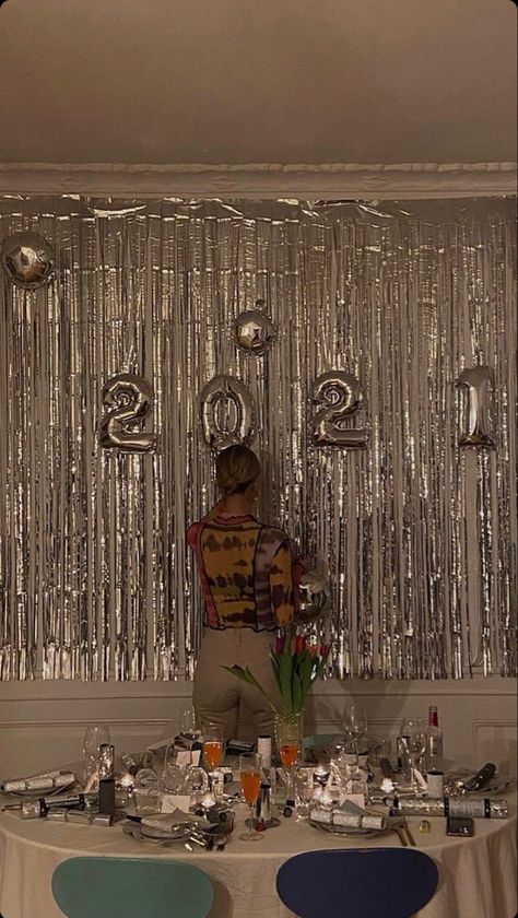 New Year’s Eve House Party Decor, Nye House Party Aesthetic, New Year’s Eve House Party Aesthetic, New Year’s Party Decoration, New Years Eve House Party Ideas, New Years Eve Picture Ideas, New Year’s Eve House Party, Nye Aesthetics, News Years Eve Party Ideas