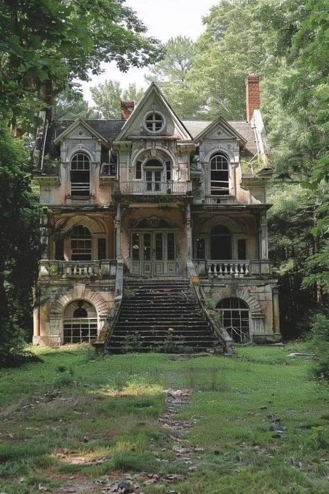 Old House Exterior, Creepy Old Houses, Old Victorian Homes, Old Abandoned Buildings, Abandoned Homes, Sims Builds, Creepy Houses, Old Abandoned Houses, Victorian Mansions