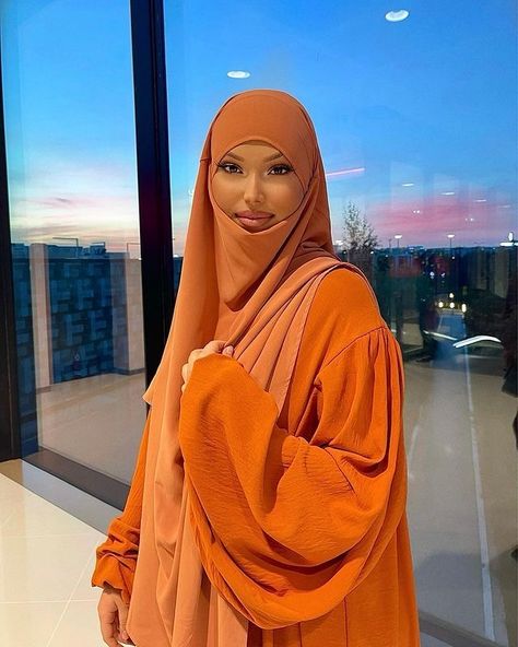 Muslim Girl Outfits, Modest Outfits Muslim, Muslim Women Clothing, Celebrity Prom Dresses, Street Hijab Fashion, Modest Fashion Hijab, Muslim Fashion Hijab Outfits, Hijabi Fashion Casual, Mode Abaya