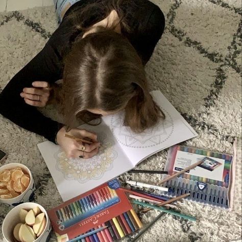 Melinda Sordino, Shy Girls, Foto Ideas Instagram, Girl Guides, On The Floor, Study Motivation, The Floor, Girly Things, Mood Boards