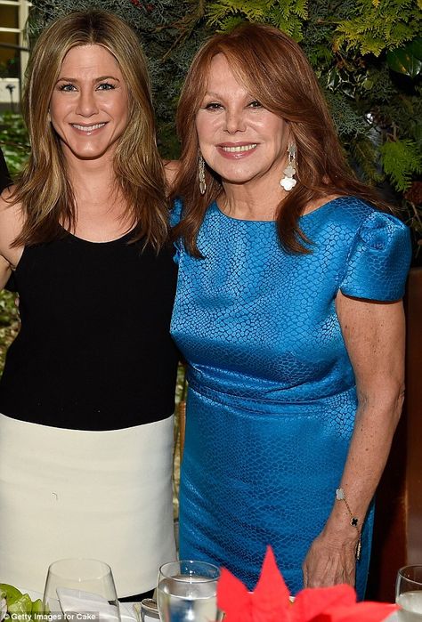 Jennifer Aniston's Mother, Nancy Dow, Dies at Age 79 Jennifer Aniston Mother, Nancy Dow, Marlo Thomas, Justin Theroux, Mother Of Bride Outfits, Popular Actresses, Adam Sandler, New Photo Download, Rachel Green