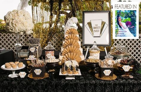 Great Gatsby Wedding Cake & Desserts | www.boucheegourmet.com | Table Styling by La dolce idea Black Table Cloth, Gold Table Decorations, Buffet Dessert, Casino Party Decorations, Casino Decorations, Gatsby Theme, Casino Royale Party, Great Gatsby Wedding, Casino Night Party