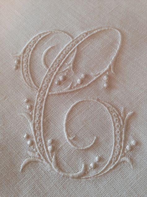 Embroidery Letters, Embroidery Stitches Tutorial, Hand Embroidery Projects, Embroidery Monogram, Embroidered Monogram, 자수 디자인, Hand Embroidery Art, Hand Embroidery Stitches, Hand Embroidery Design